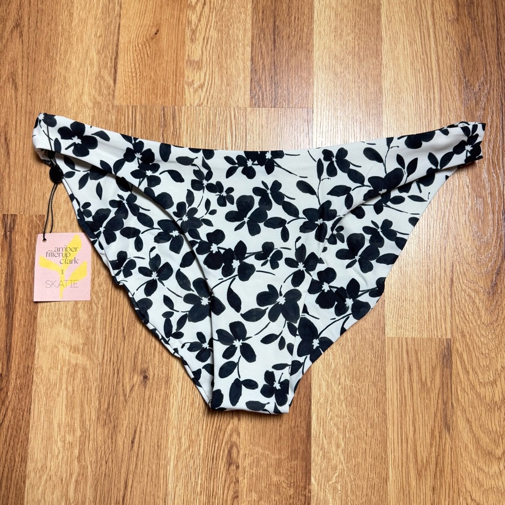 Skatie Black Cheryl bottom in Greenwich 🖤